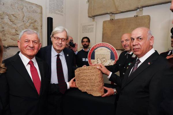 العراق يستعيد قطعة أثرية عراقية تعود إلى الحضارة الآشورية من إيطاليا