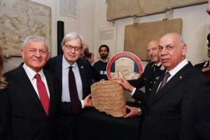 العراق يستعيد قطعة أثرية عراقية تعود إلى الحضارة الآشورية من إيطاليا